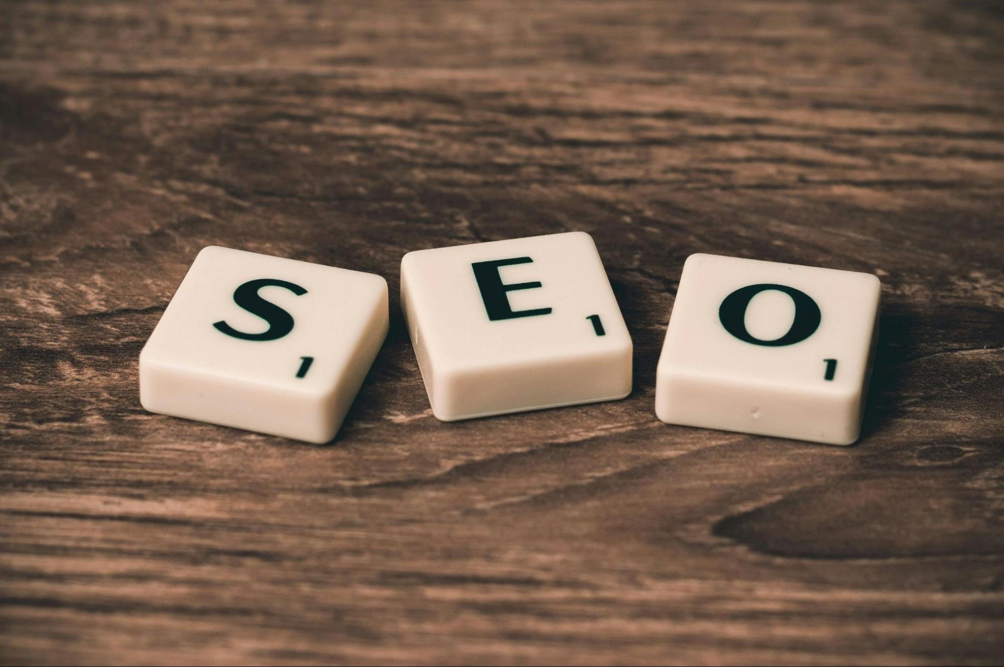 Three beads labeled S, E, and O placed on a table, symbolizing SEO agency for startups.